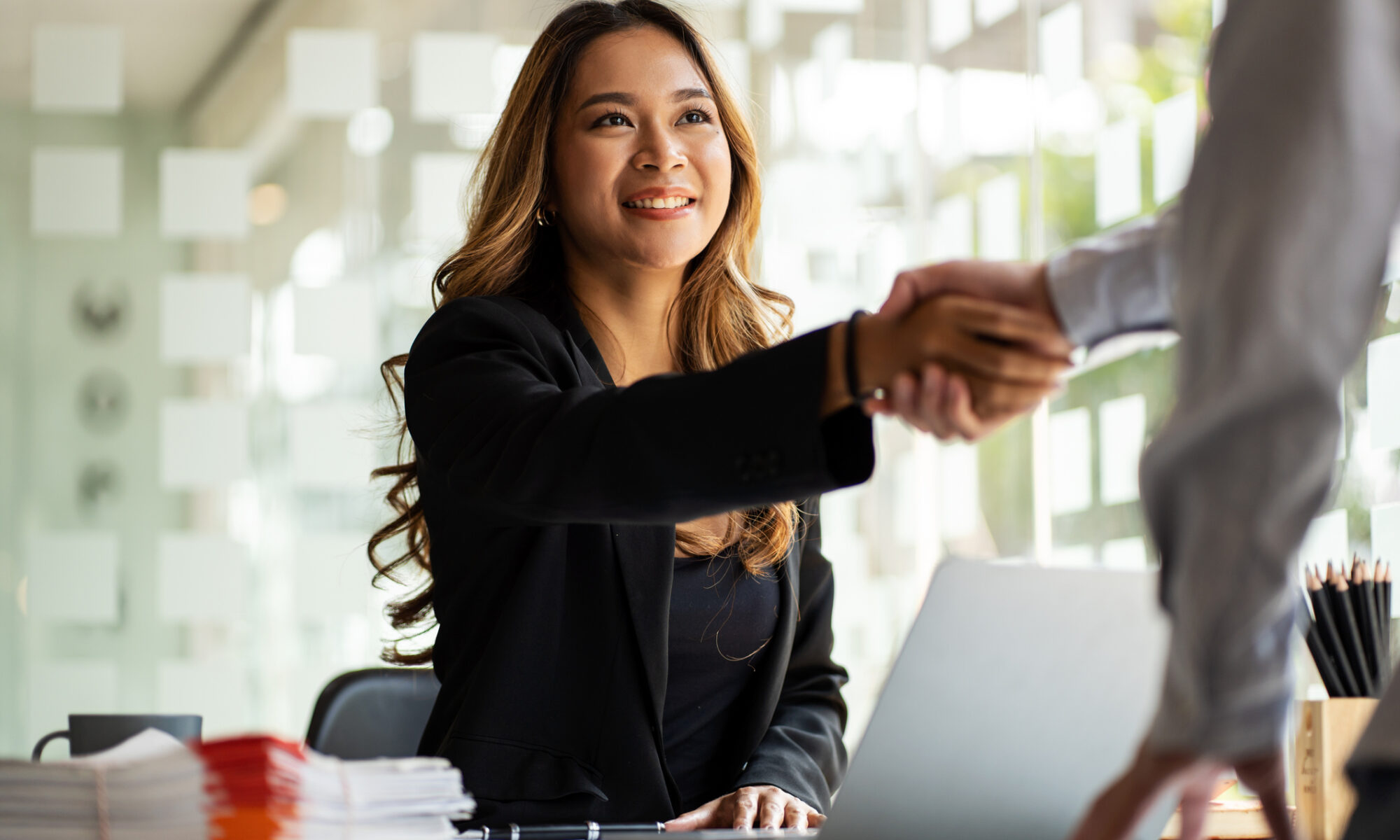 Fulfillment Company Shaking Hands with a eCommerce Business Owner